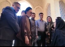 بانوی سالخورده یزدی خطاب به خاتمی: دست بده طبق فتوای آقای خمینی / خاتمی: غیر از آقای خمینی هم این را قبول داشتند