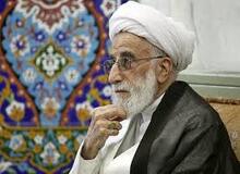 عطر زدن آیت‌الله جنتی در نماز جمعه دیروز تهران+ عکس