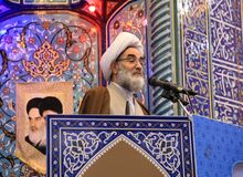 امام جمعه رشت: مردم باید به خود ببالند که ترامپ در مقابل عظمت ما عاجز است/ عده ای که همانند پادشاهان قاجار فکر می کنند همسو با سیاست‌های آمریکا حرف می زنند 