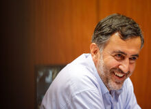 مدیرمسئول روزنامه نزدیک به سپاه: اصلاً رئیسی برود بین مردم و هیچ کار دیگری هم نکند باز هم خوب است