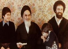 حاج سیداحمد خمینی: مقصر اختلاس و رشوه خودمان هستیم/ آیا آمریکا مجبورمان کرد امکانات عمومی را دست یک دزد بدهیم