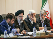 تصاویری از ژست‌های انتخاباتی احمدی‌نژاد برای عکاسان تا غیبت زنجیره‌ای آقای رئیس و صندلی خالی جنتی