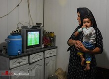 تصاویری زیبا از تماشای بازی ایران و اسپانیا در منطقه زلزله زده سر پل ذهاب 
