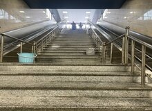 نشت باران از سقف ایستگاه متروی تهران؛ استقرار سطل‌های جمع آوری آب!