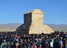 بازداشت شکارچیان عرب در کنار مقبره کوروش
