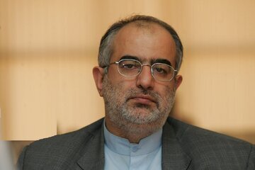 مشاور روحانی: رسایی و ثابتی هر چه بیشتر حرف بزنند، بهتر است!