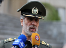 حضور وزیر دفاع در منزل شهید فخری زاده/ همسر شهید فخری‌زاده: راه شهید ما ادامه پیدا کند