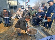 معلولان درِ سازمان برنامه و بودجه را گِل گرفتند!+عکس 