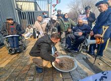 معلولان درِ سازمان برنامه و بودجه را گِل گرفتند!+عکس 