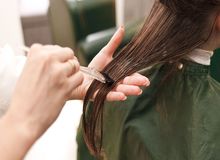 نتایج یک تحقیق: برخی مواد صاف کننده دائمی مو می‌توانند باعث نارسایی کلیه شوند