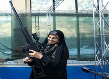 نماینده زن مجلس اسلحه به دست شد+عکس