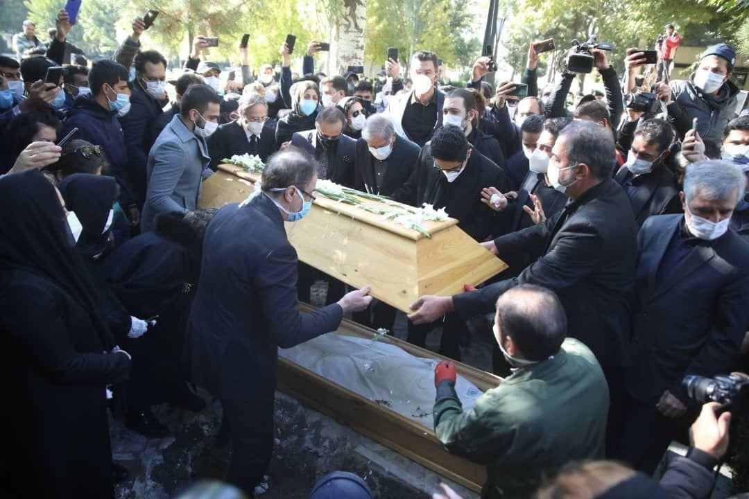 مرغ سحر در توس آرام گرفت/ تصاویر تدفین استاد شجریان در جوار آرامگاه فردوسی 