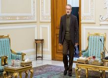 کیهان: حزب کارگزاران به دودوزه‌بازی با علی لاریجانی ادامه می‌دهد