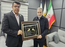  هدیه ورزشی عباس عراقچی به عاصم منیر!+عکس