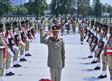 پارلمان پاکستان با گسترش اختیارات فرماندهان ارتش موافقت کرد / قدرت، رسما به نظامیان منتقل شد