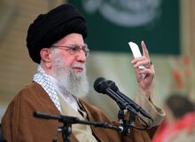 رهبر انقلاب تأکید دارند که در انقلاب زنان پیشتاز بودند