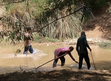 آخرین اخبار از سیل استهبان؛ کشف جسد پسر ۳ ساله / تلاش برای یافتن کودک یک و نیم ساله/ آمار قربانیان به ۲۱ تن رسید