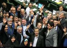 صلوات برای لاریجانی/ اجازه گرفتن آقای نماینده از عارف/ خوش و بش پزشکیان و مطهری/حواشی داغ پارلمان
