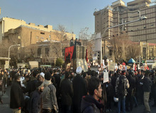 تجمع دانشجویان بسیجی و طلاب مقابل سفارت انگلیس با سیستم های صوتی/ شعار  «سفیر انگلیسی ایزیلایف، ایزیلایف»+تصاویر

