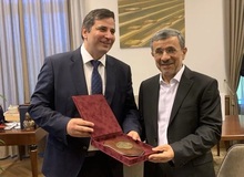 هدیه محمود احمدی‌نژاد به رئیس دانشگاه مجارستان