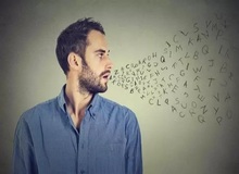 چرا وقتی به زبان دیگری حرف می‌زنیم صدای خود را تغییر می‌دهیم؟