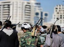 واشنگتن فری بیکن: حوثی‌ها با هجوم به سفارت آمریکا در یمن گروگان‌گیری کرده و تجهیزات برده‌اند