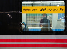 مترو تهران: واگن ویژه بانوان را به گونه ای طراحی کرده ایم که مانع ورود  آقایان و دستفروشان مَرد می‌شود