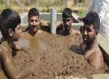 هندی ها برای محافظت در برابر کرونا با فضولات گاو حمام می کنند!+فیلم 