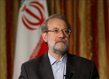 لاریجانی به دیدار خانواده شهدای حادثه تروریستی مجلس رفت