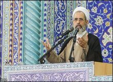 امام جمعه قم: عبای ما فرش پیش پای مردم است و امامه ما نماد اندیشه ورزی وعقلانیت و مبارزه برای خدا است/روحانیت بر چوبه دار رفته است و سختی ها را به جان خریده است