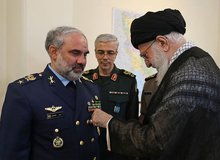 نصب نشان «نصر» بر سینه امیر سرتیپ خلبان شاه‌صفی
