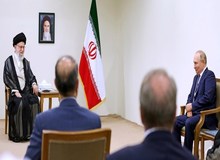 رسانه انقلابی: قرار گرفتن پرچم ایران به تنهایی در دیدار رهبری با پوتین یعنی این دیدار خیلی جدی این دیدار بود