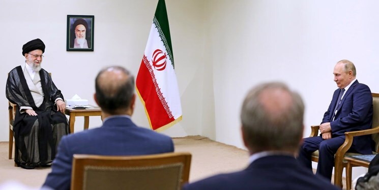 رسانه انقلابی: قرار گرفتن پرچم ایران به تنهایی در دیدار رهبری با پوتین یعنی این دیدار خیلی جدی این دیدار بود