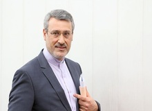 بعیدی نژاد استوارنامه‌اش را به ملکه انگلیس تسلیم کرد