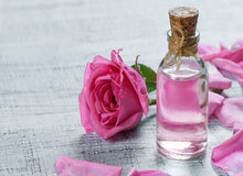 فواید شگفت انگیز گلاب از درمان گلو درد تا آب مروارید 