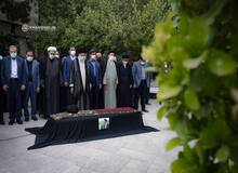 آیت الله خامنه ای بر پیکر حجت‌‌‌الاسلام و المسلمین دعائی نماز میت اقامه کرد+عکس 