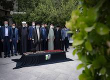 آیت الله خامنه ای بر پیکر حجت‌‌‌الاسلام و المسلمین دعائی نماز میت اقامه کرد+عکس 