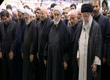 چه کسانی در صف اول نماز رئیس جمهور فقید و همراهانش ایستاده بودند؟ 