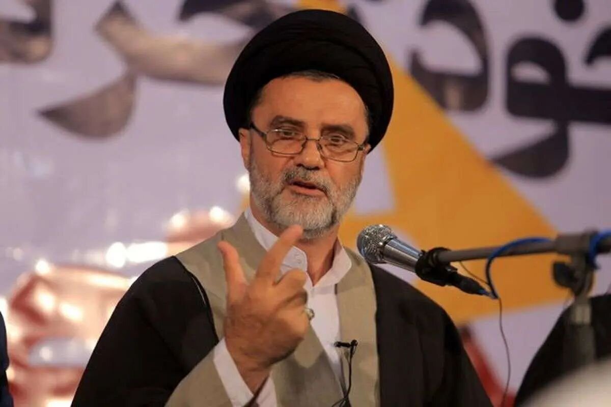 نبویان: ترامپ خودش ناو دوم را همراهی کند تا مانند فرعون غرق شود