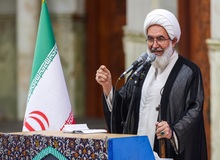 واکنش امام جمعه تهران به نامه ونس: فریب نامه نگاری آمریکا را نمی خوریم/ نخبگان پیشنهادهای خود درباره بازنگری در دکترین هسته‌ای را ارائه کنند/ مذاکره و نامه‌نگاری‌های آمریکا می‌تواند خطرناک‌تر از تهدیدهای آشکار نظامی باشد