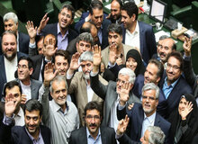 پیشنهاد عجیب روزنامه شرق به اصلاح طلبان: با نهادهای قانونی و اصولگرایان در نیفتید و به حداقل کرسی های مجلس قانع باشید/ اصلاح‌طلبان در موقعیتی دوسر بُرد ایستاده‌اند