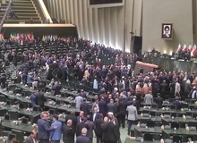 بی‌نظمی همیشگی در مجلس پس از پایان تحلیف رئیس‌جمهور + فیلم
