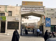 اعتراض کابران شبکه های اجتماعی به انتشار تصویر دو بیمار کرونایی در بیمارستان مسیح دانشوری/ تصویر