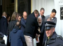 جولیان آسانژ در دوران پناهندگی در سفارت اکوادور از یکی از وکلای خود صاحب دو فرزند شده است