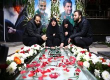 تصاویری از ۴ فرزند سردار سلیمانی بر سر مزار پدر