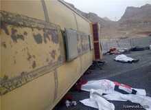 ۳۶ مجروح در حادثه واژگونی اتوبوس و کامیون
