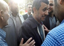احمدی‌نژاد به داخل ساختمان دانشگاه شریف هدایت شد