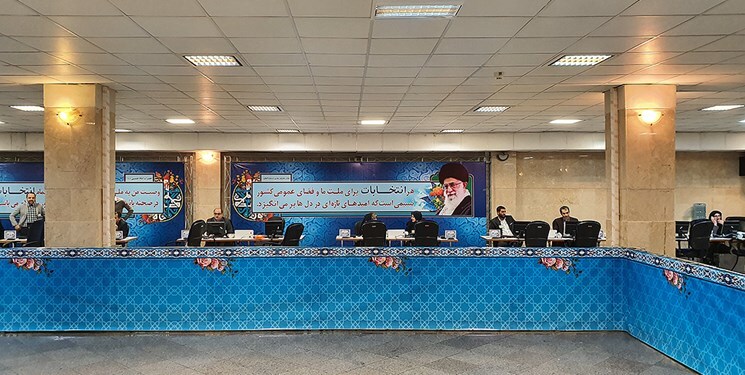 حواشی روز نخست ثبت‌نام نامزدهای نمایندگی مجلس و استقبال عجیب طلبه های جوان و زنان
