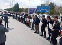 تشکیل زنجیره انسانی در مقابل نیروگاه حرارتی تبریز