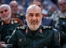 محمود صادقی: مگر سردار سلامی قول نداده بود واکسن به آمریکا اهدا کند؟!